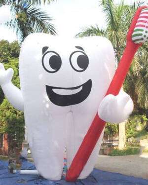 INFLATABLE-TOOTH-BALLOON